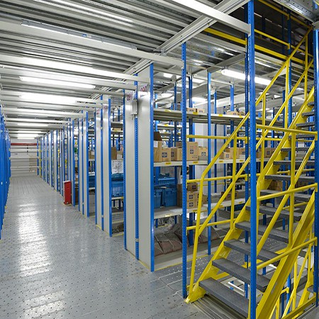 Regálový systém na medziposchodí